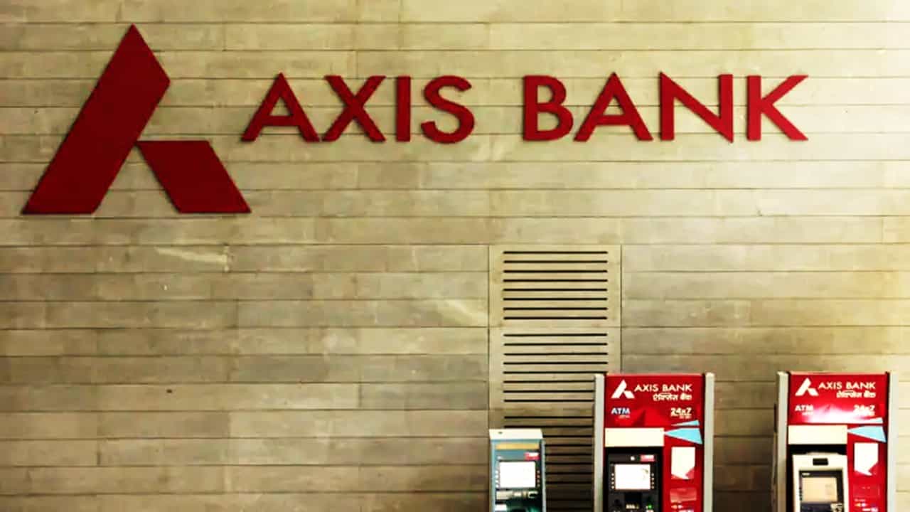 Axis Bank Hiring Graduates, Postgraduates for Branch Relationship Officer 