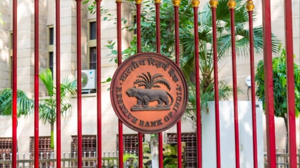 RBI asks NBFCs to strictly follow Rs 20,000 Cash Loan Limit as per Income Tax